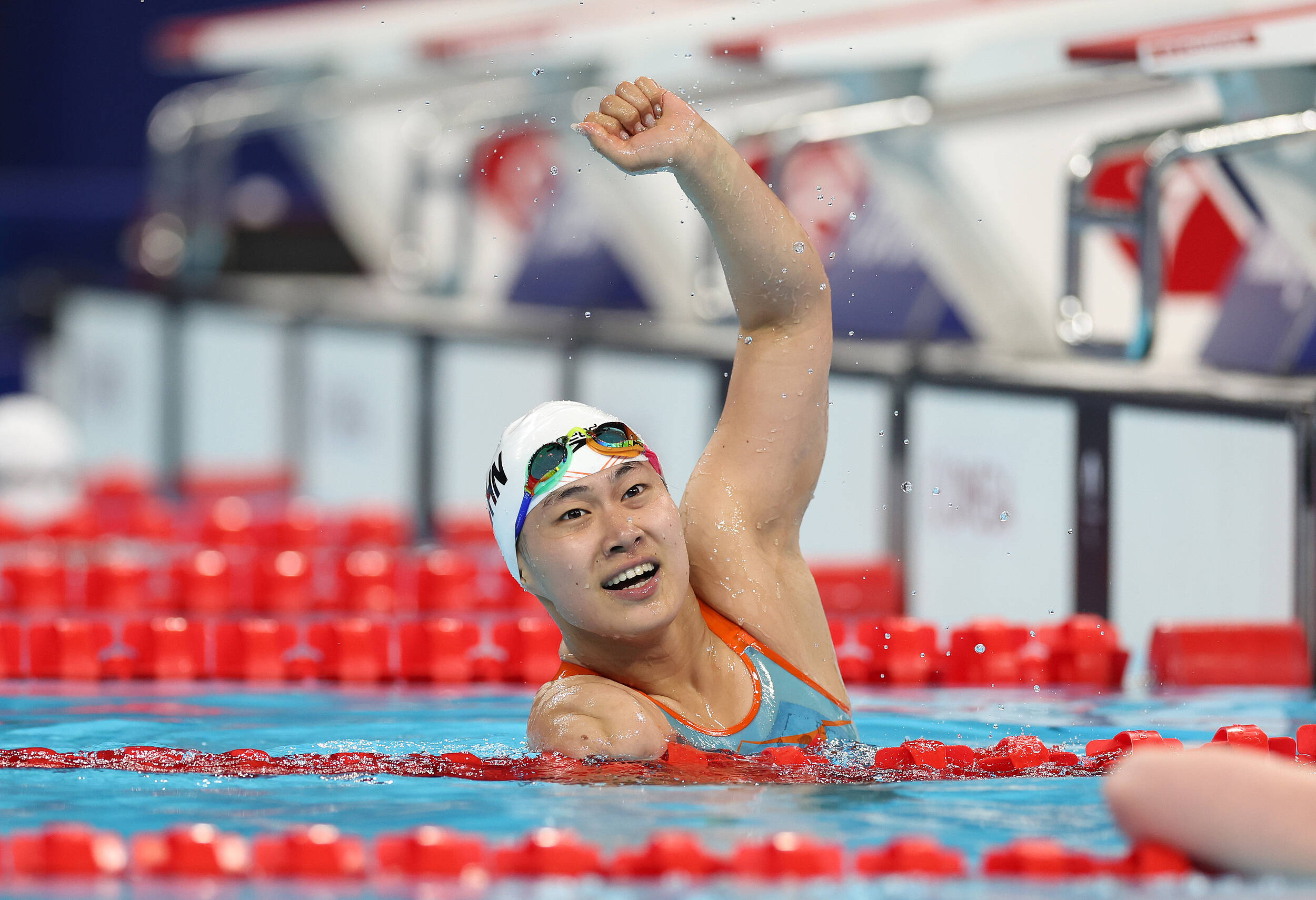 隊險勝